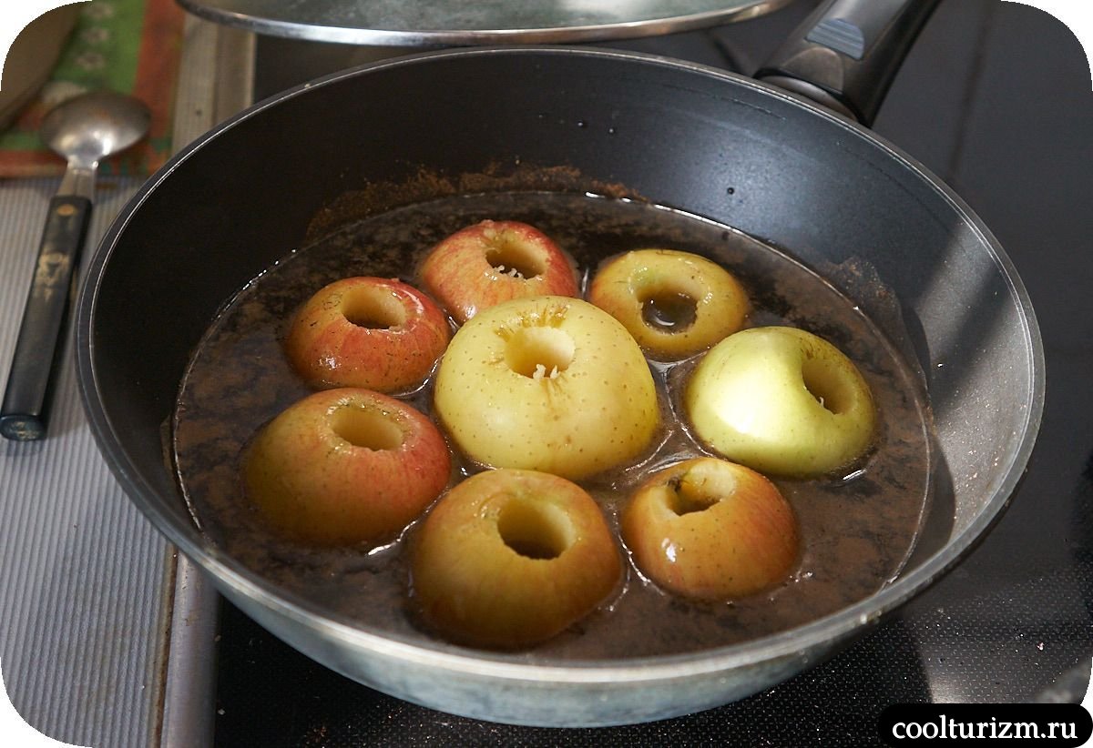Бёдра куриные со свеклой и яблоками