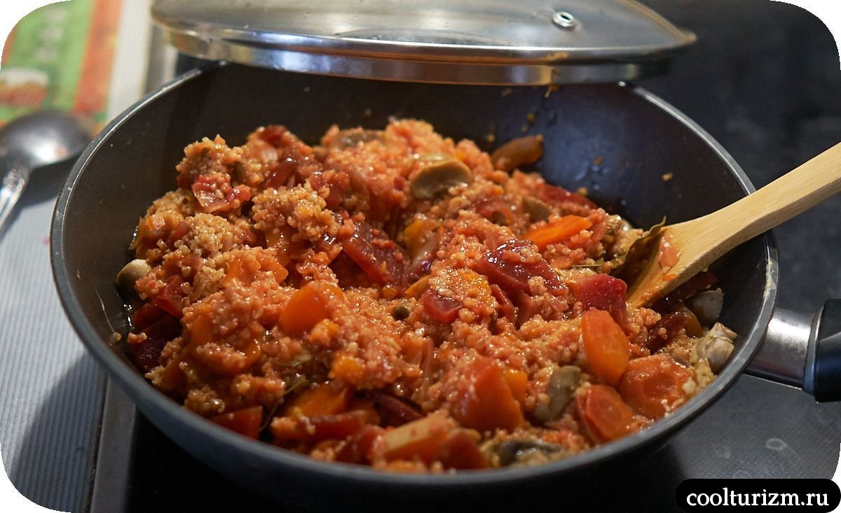 Шампиньоны с пшеничной крупой и овощами в воке