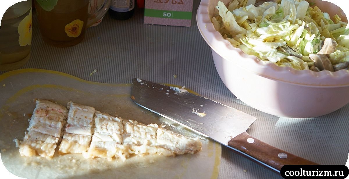 Салат с филе камбалы и шампиньонами с соусом