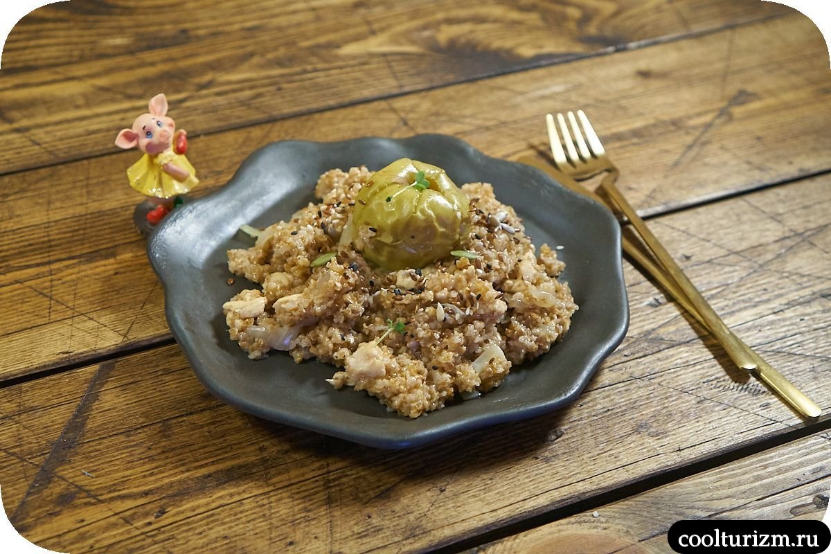 Куриная грудка с пшеничной крупой и яблоками