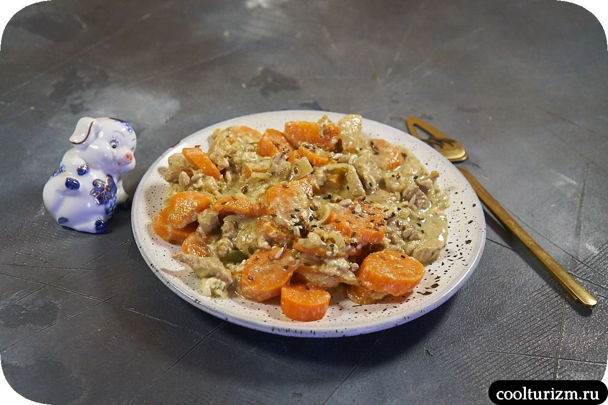 Мясо с тушеной морковью и яйцами рецепт