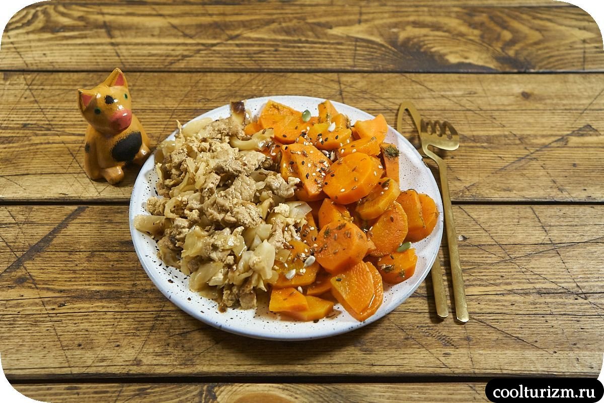 Мясо с яйцами и тушеной морковью