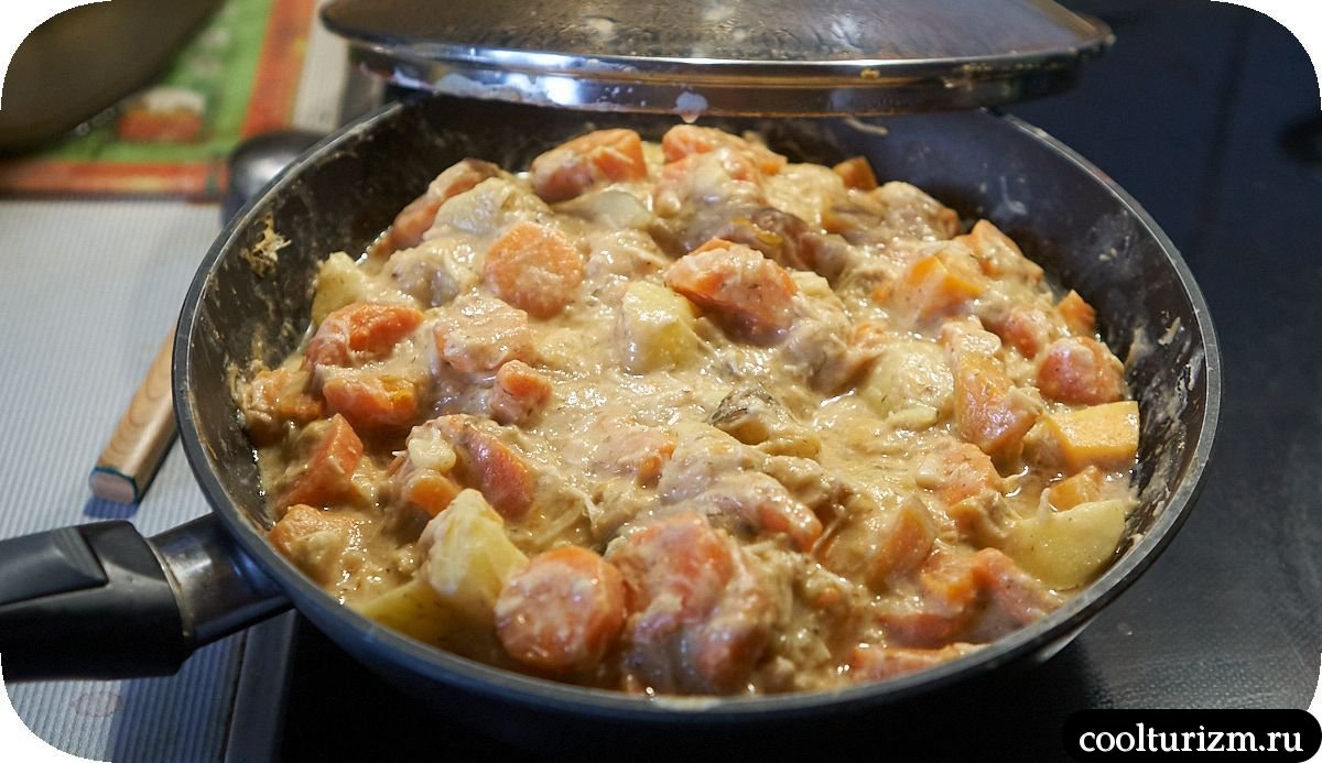 Щёки с картофелем и морковью в сметане