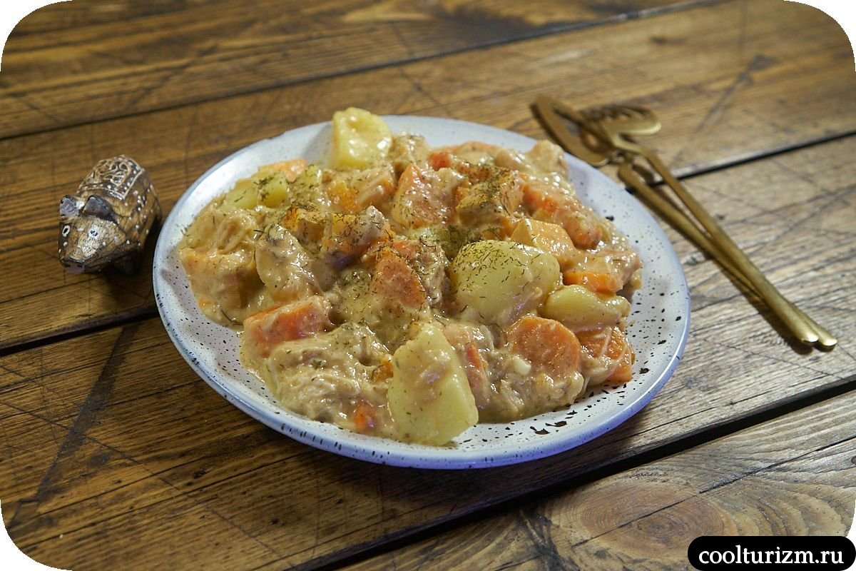 Щёки трески с картофелем и морковью в сметане