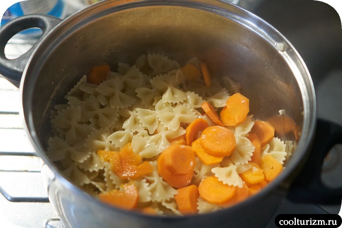 Фарфалле с куриной грудкой в томатном соусе