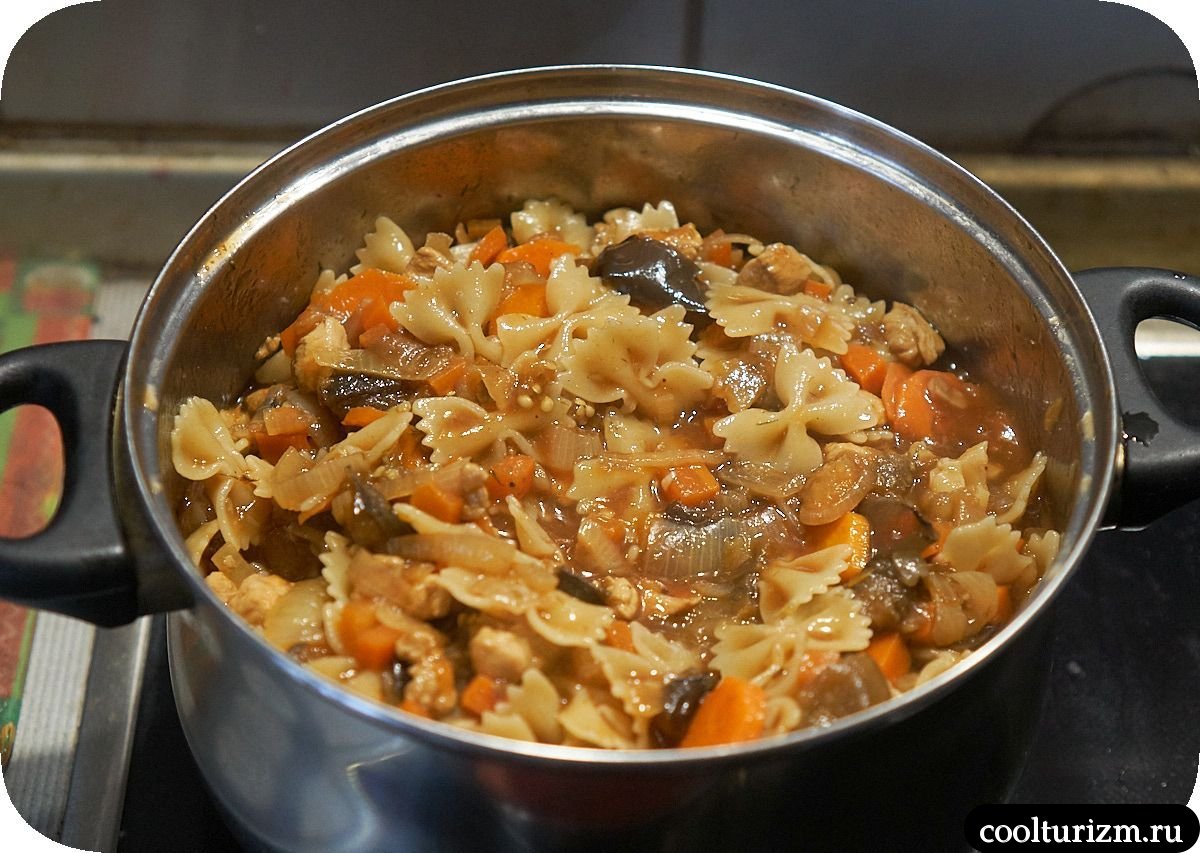Фарфалле с куриной грудкой и овощами