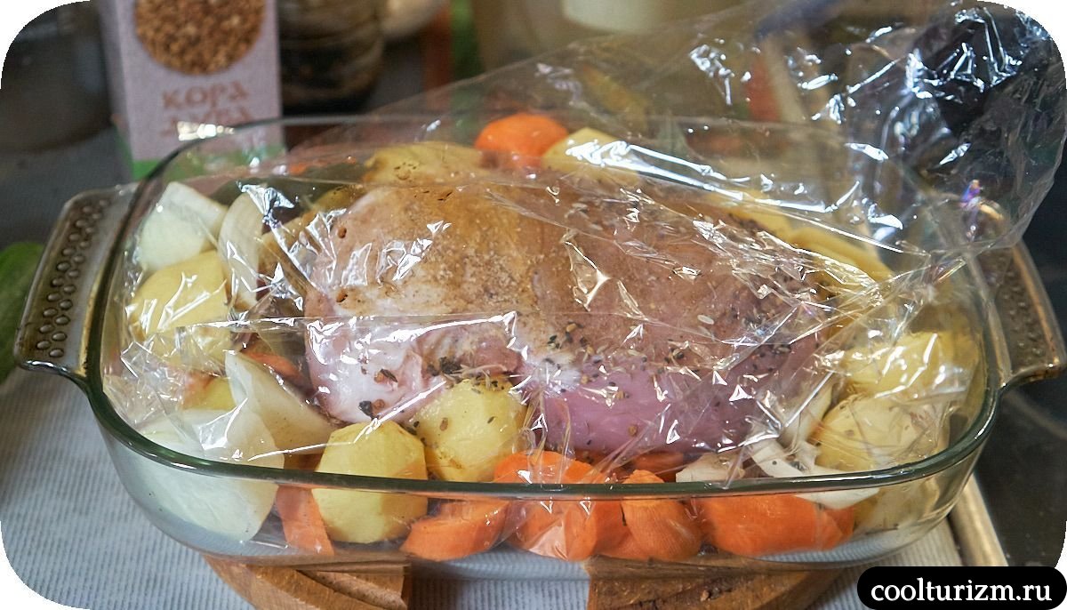Окорок с морковью и картофелем в духовке как готовить