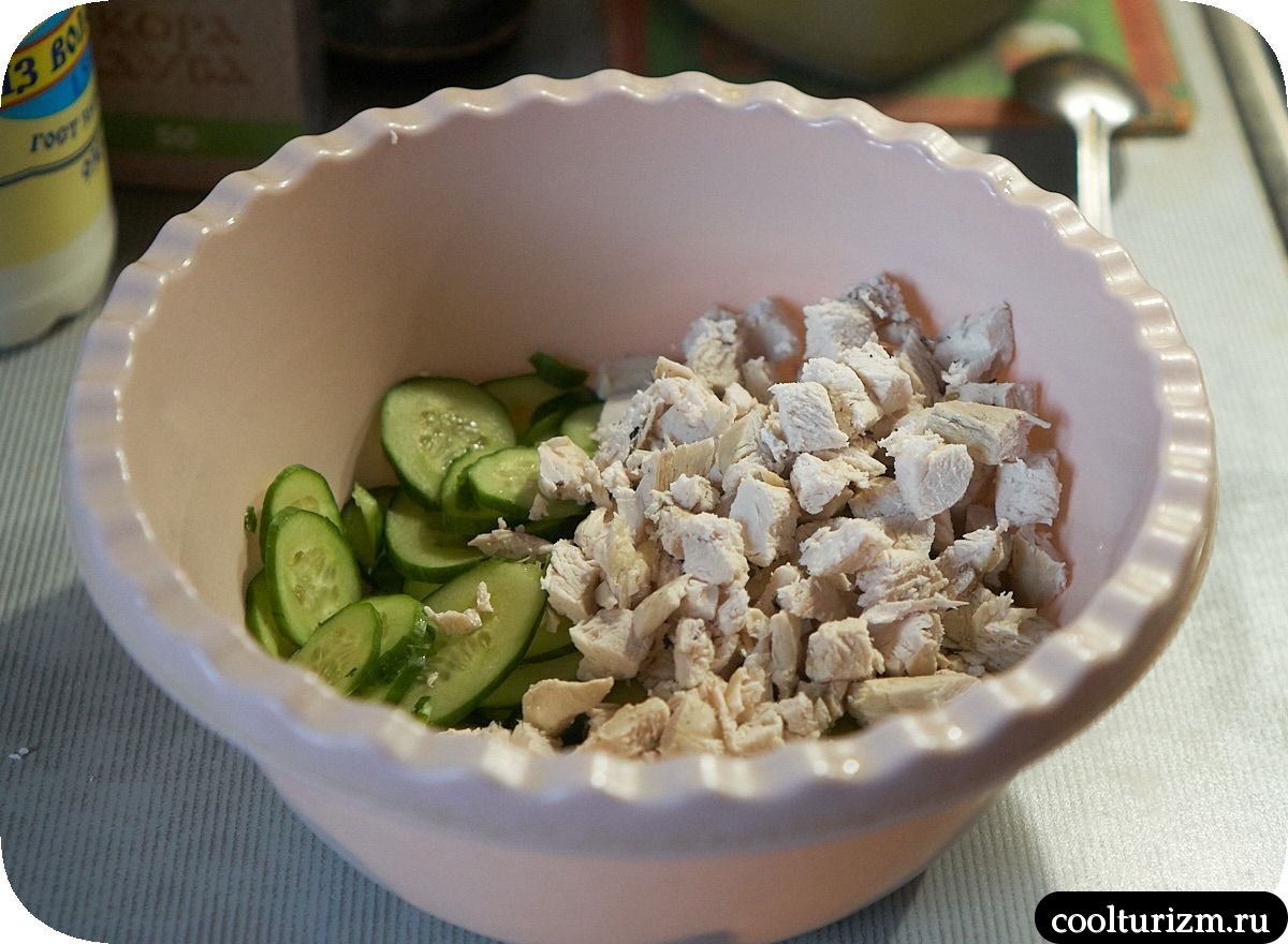 Салат с пекинской капустой и куриной грудкой подача