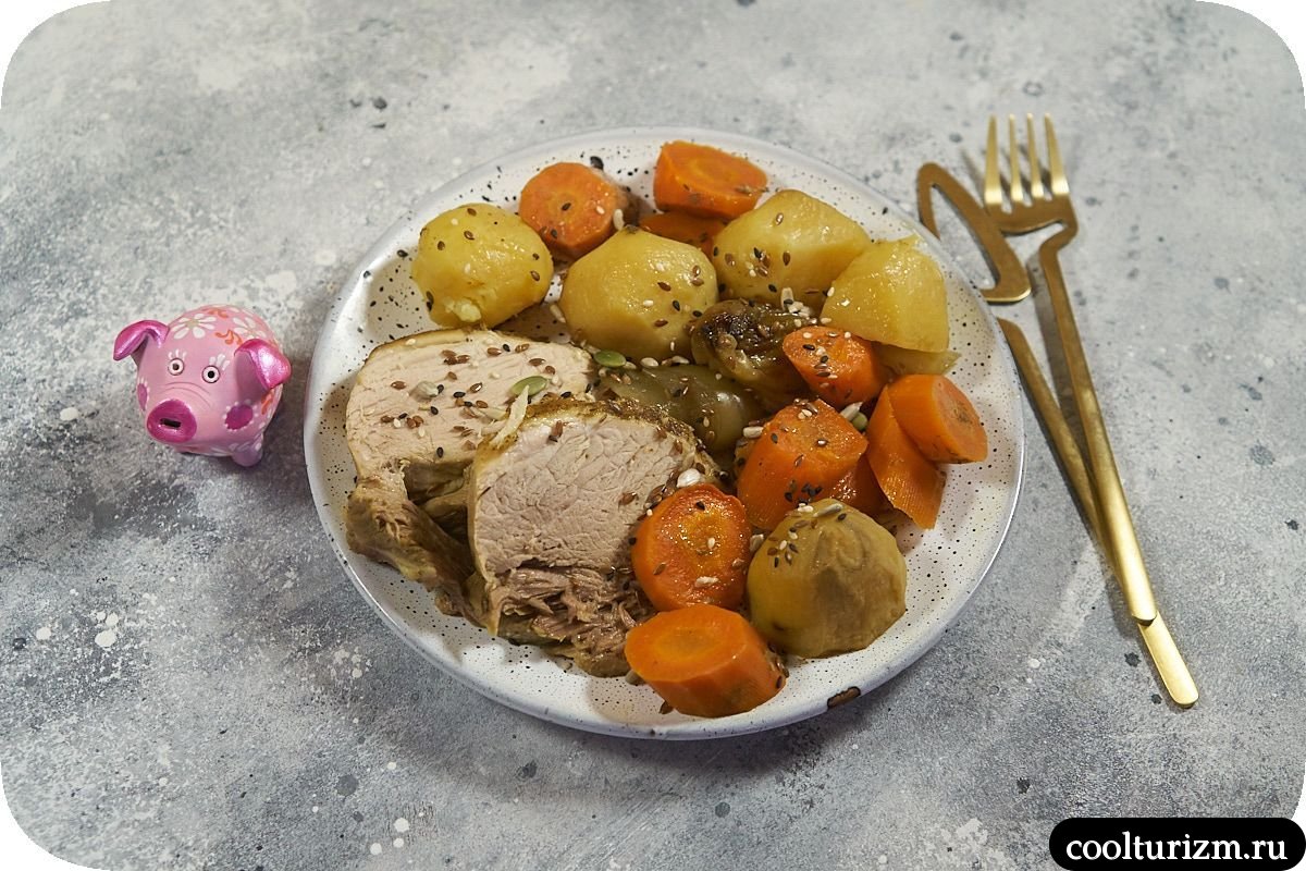 Окорок с морковью и картофелем в духовке
