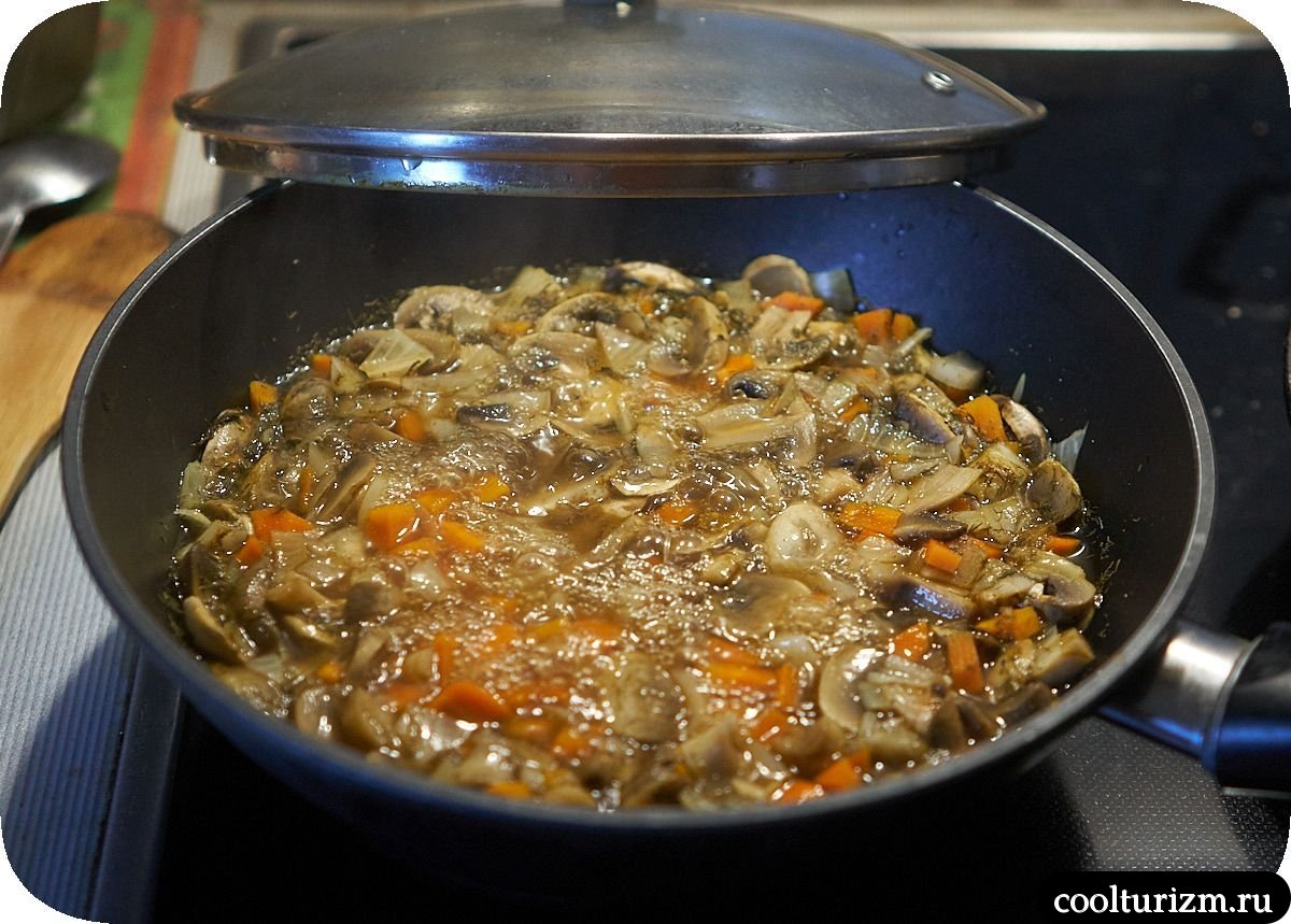 Жареная овсянка с шампиньонами на сковороде