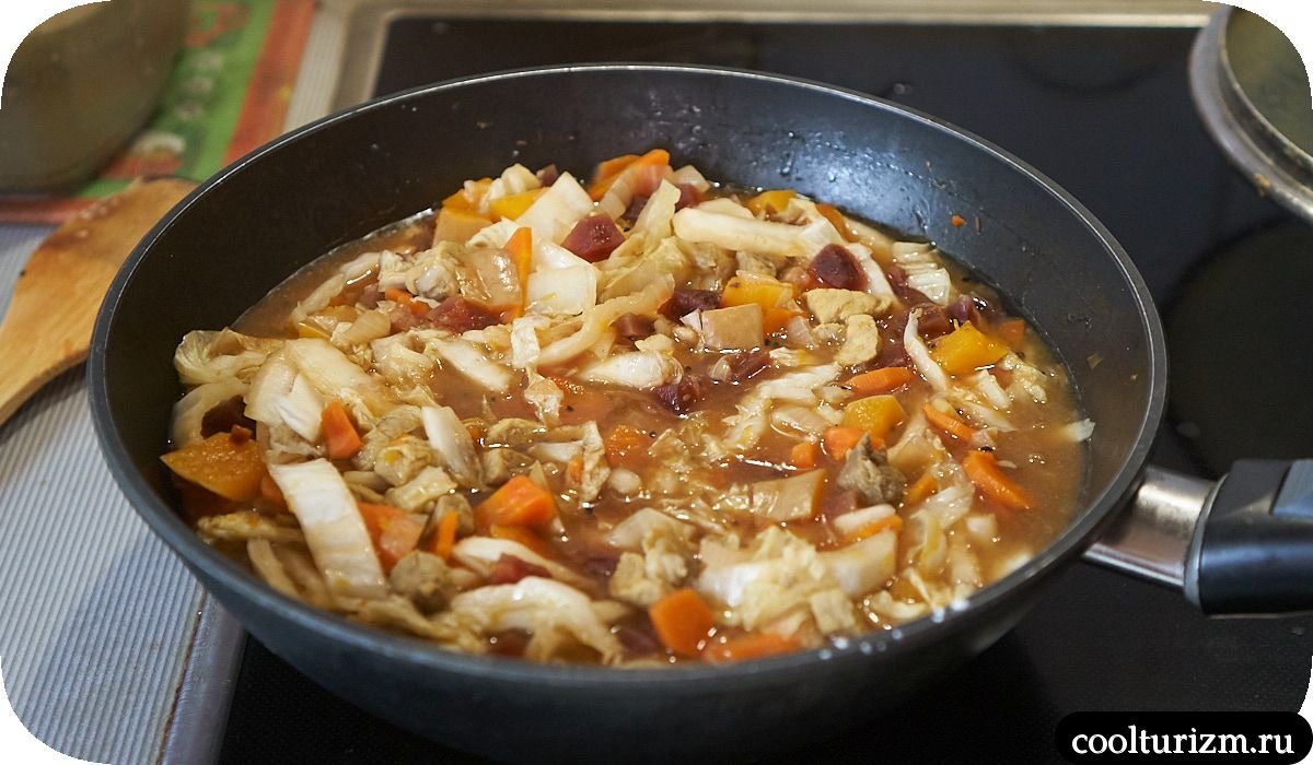 Пекинская капуста с мясом и овощами в воке
