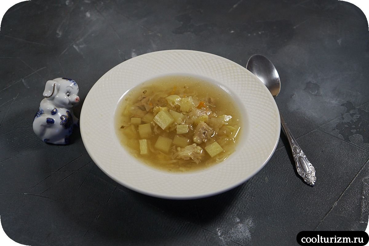 Мясной суп с квашеной капустой и кабачками