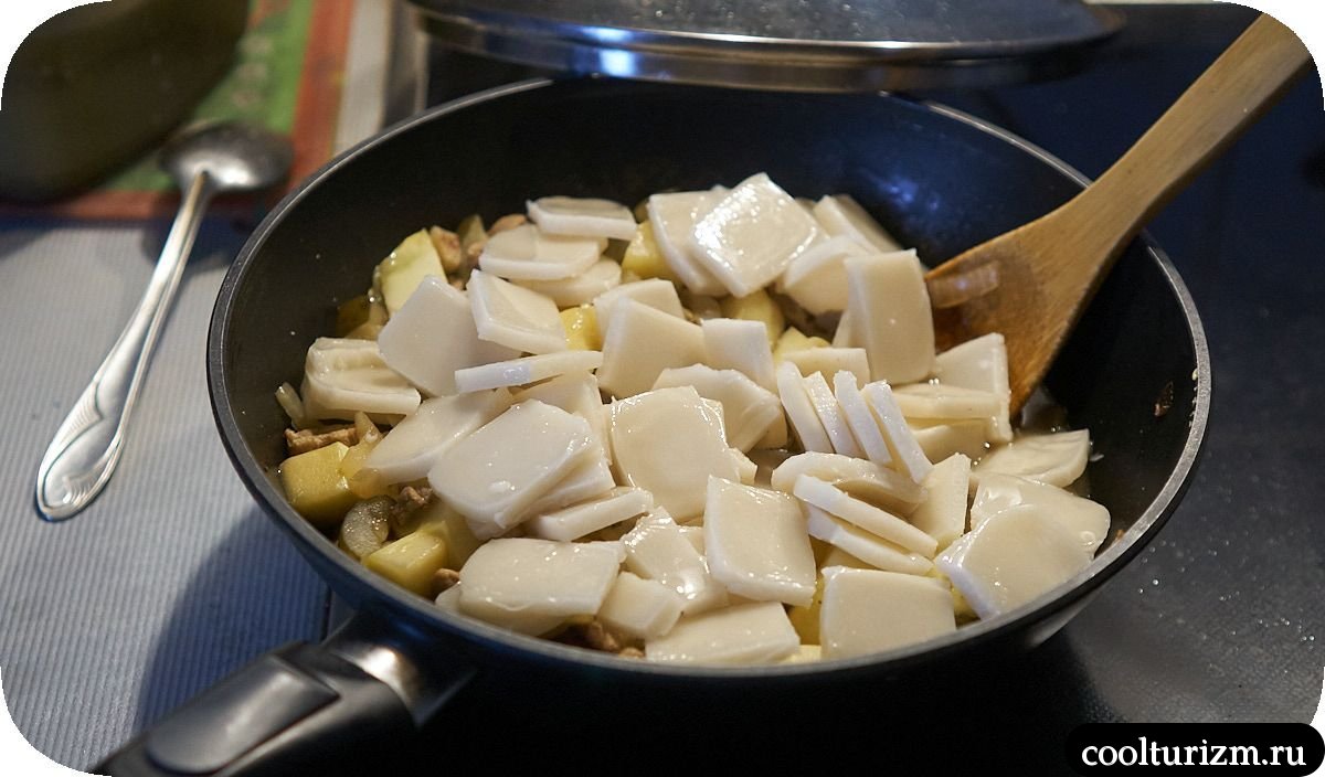 Ттокпокки с мясом в сметане в воке