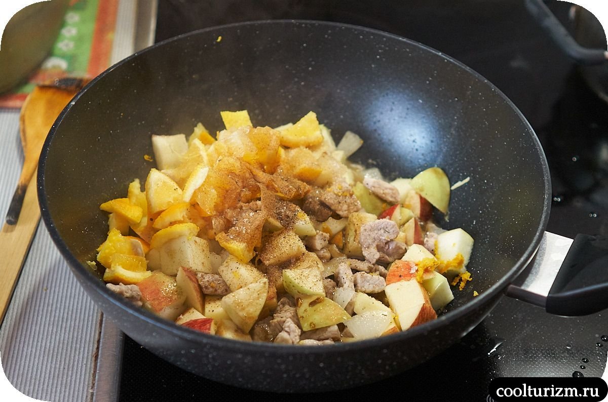 Мясо с яблоками и апельсинами с корицей