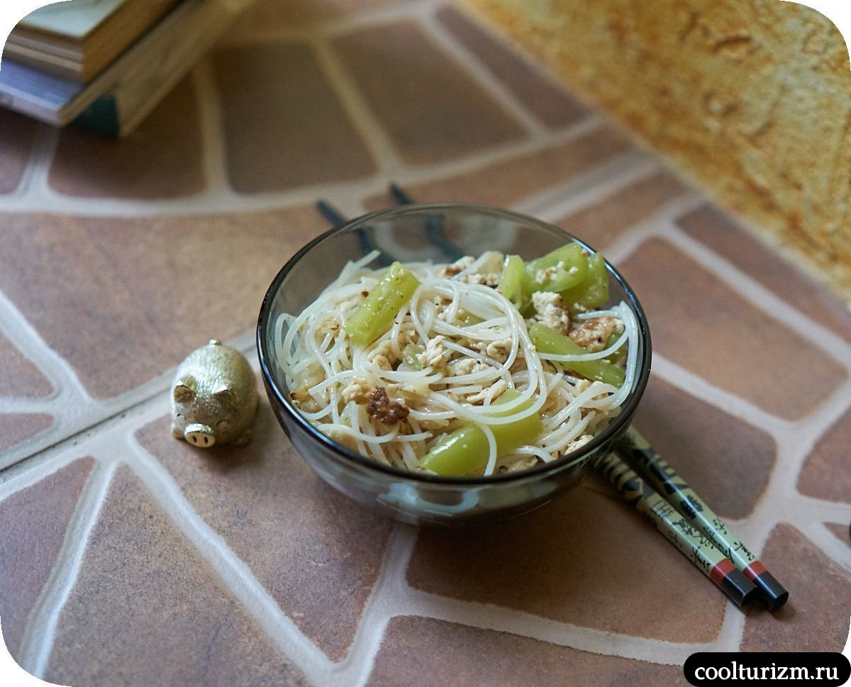 Фунчоза с яйцами и зеленым перцем