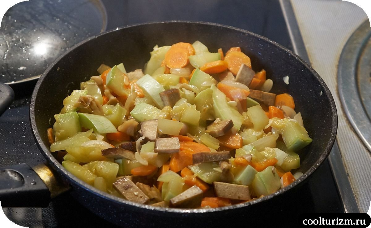 Тофу с луком,морковью и кабачками