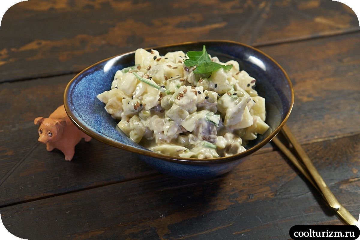 Картофельный салат с вешенками и кабачками