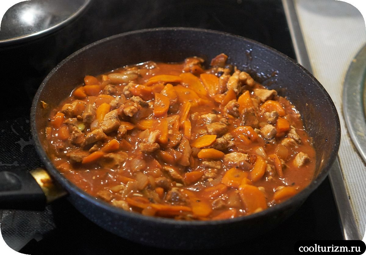 Мясо в пикантном томатном соусе с кабачками