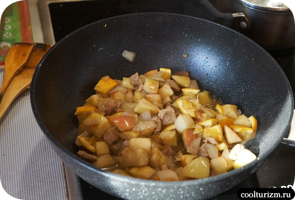 Мясо с яблоками и корицей в воке