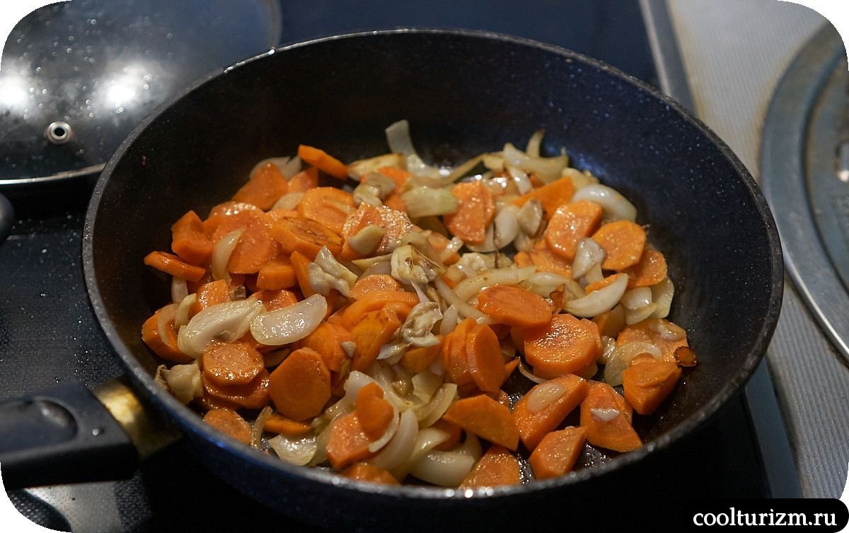 Тофу с морковью и кабачками на сковороде