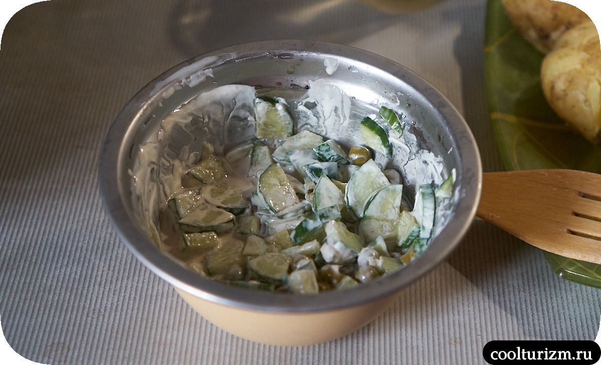 Салат из огурцов с зелёным горошком и сметаной