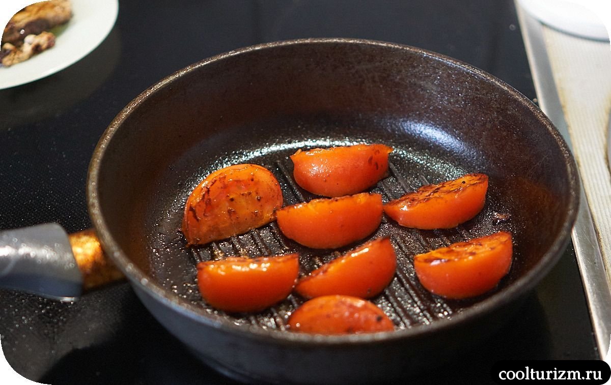 Корейка на кости с жареными помидорами и рисом