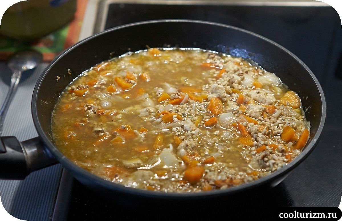 Зелёная гречка с треской и овощами в воке