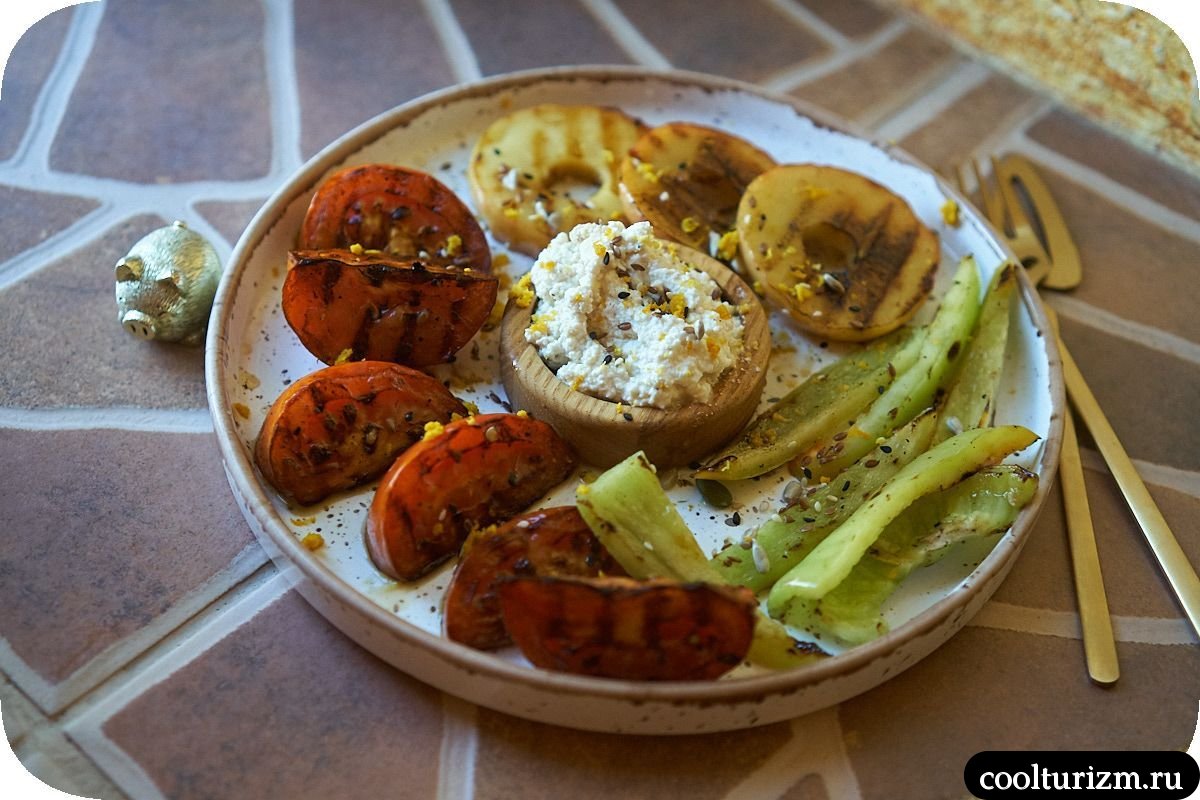 Салат-гриль с помидорами и яблоками рецепт