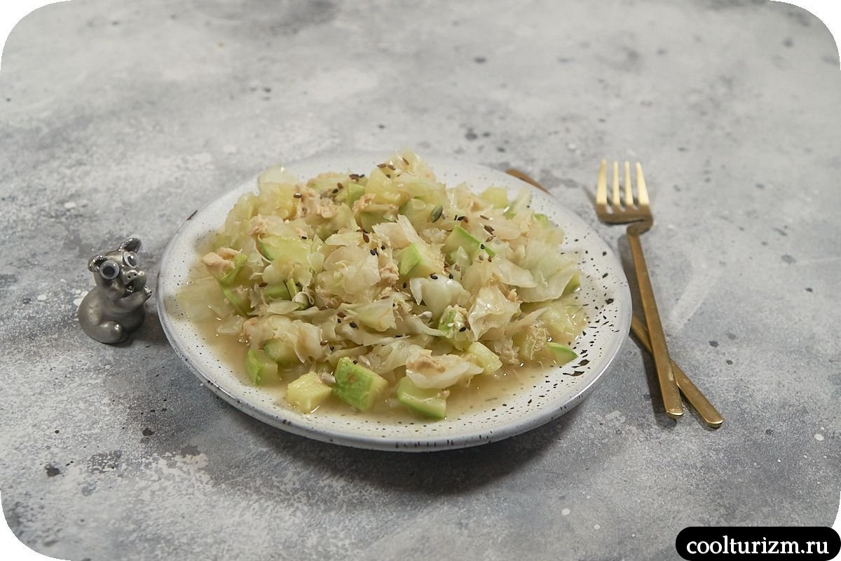 Тушеная капуста с кабачками и тушенкой