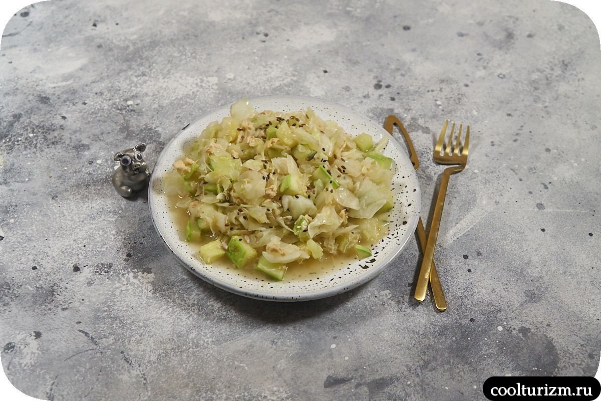 Тушеная капуста с кабачками и тушенкой рецепт