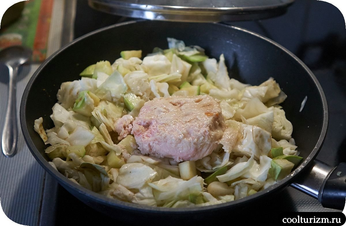 Тушеная капуста с тушенкой