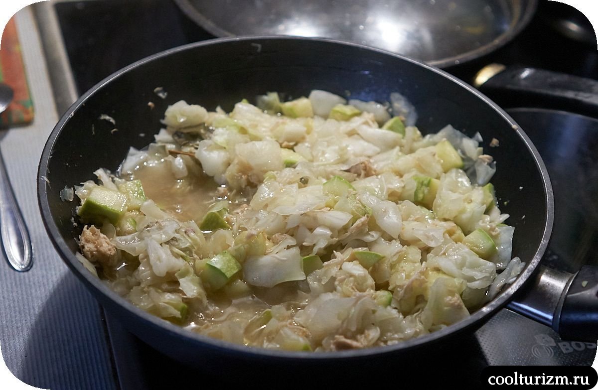 Тушеная капуста с кабачками и тушенкой в воке