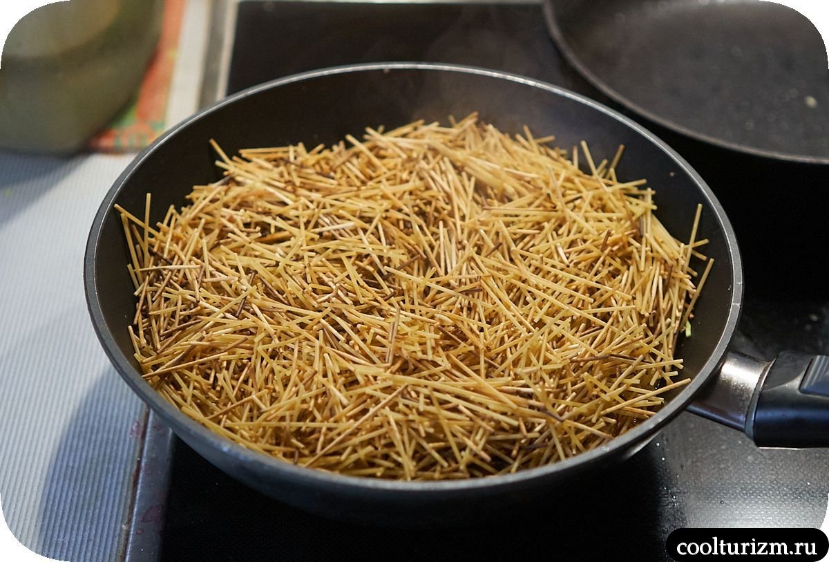 Плов из жареной вермишели с мясом