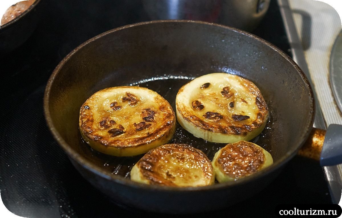 Мясо в пикантном томатном соусе с жареными кабачками
