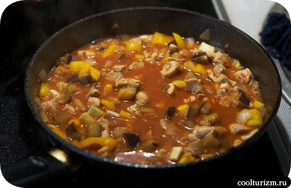 Казаречче в томате с мясом и овощами на сковороде