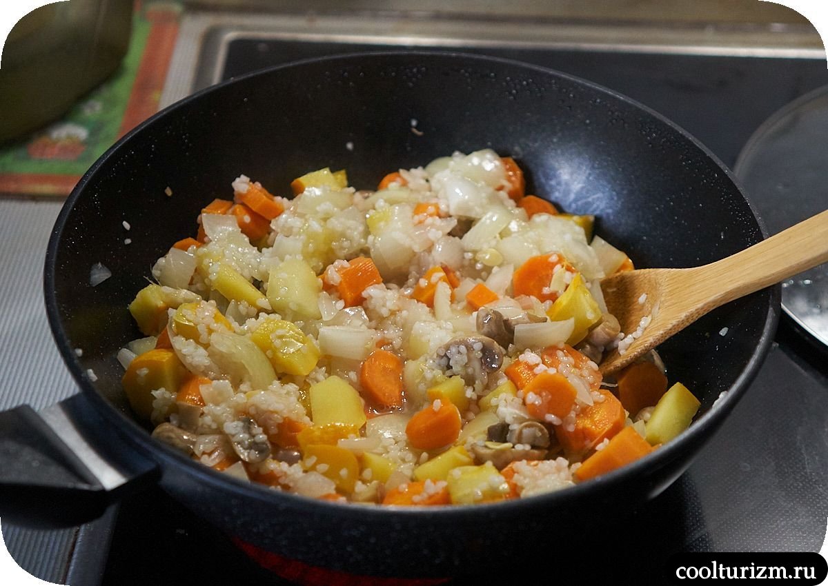 Шампиньоны с рисом и патиссонами в томате