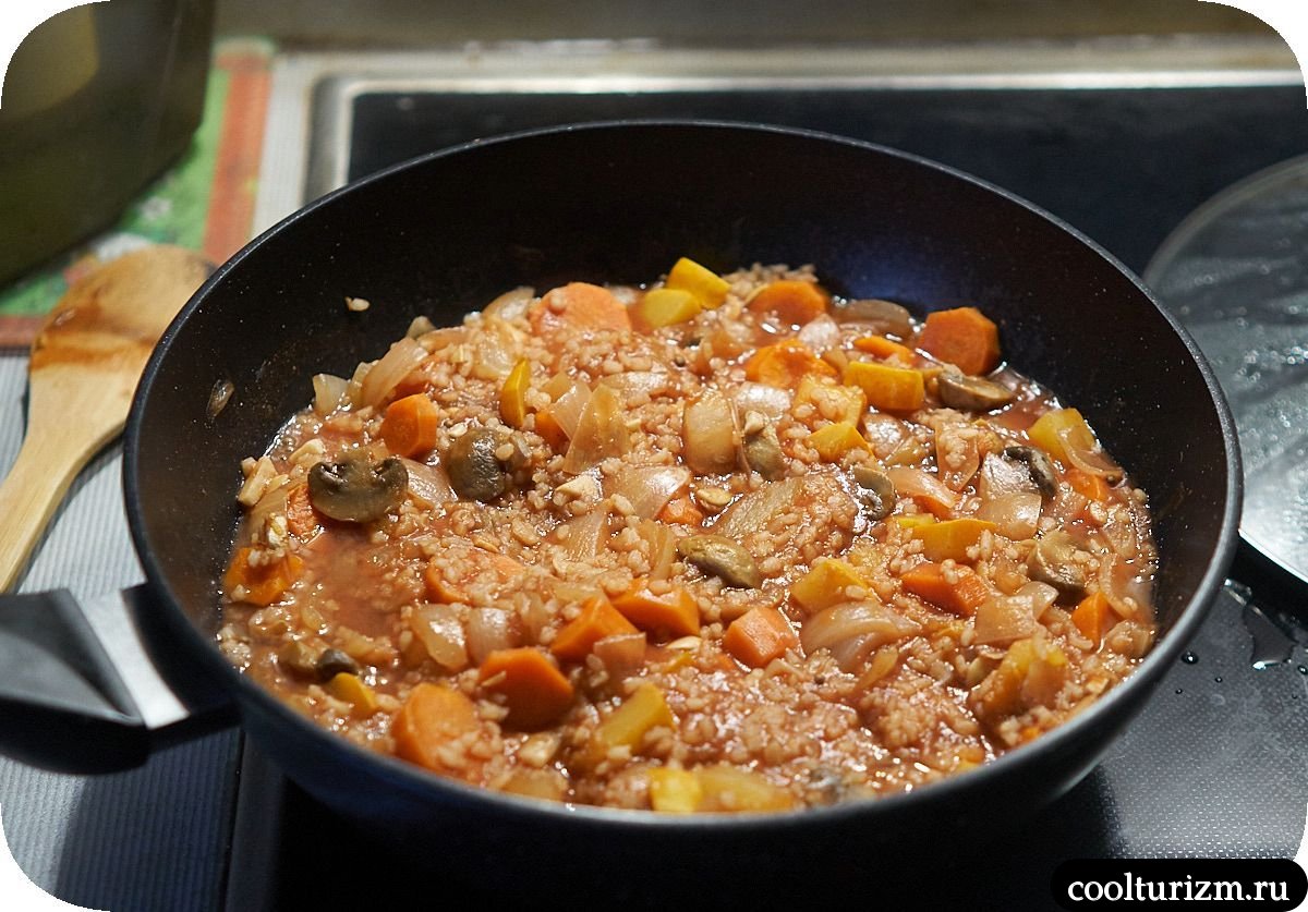 Шампиньоны с рисом и патиссонами в воке