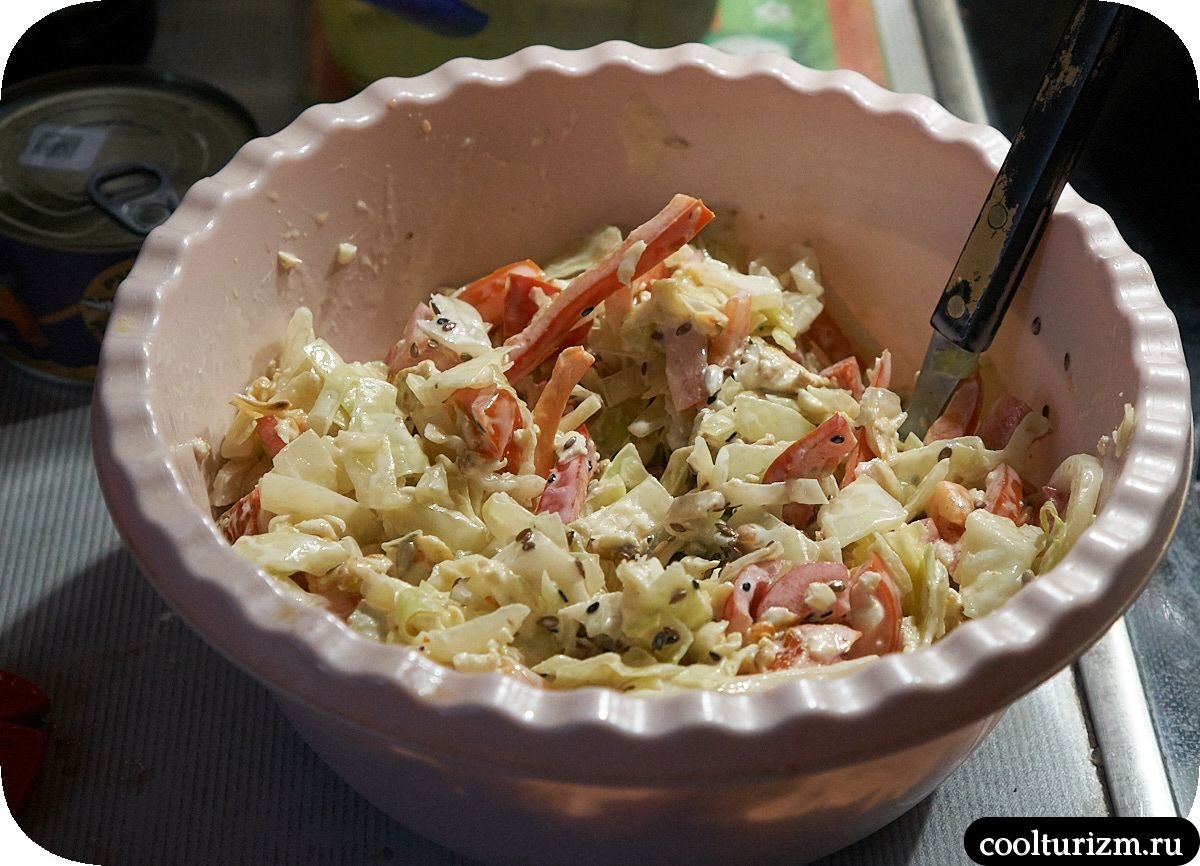 Салат с тушеной капустой и яйцами в майонезе