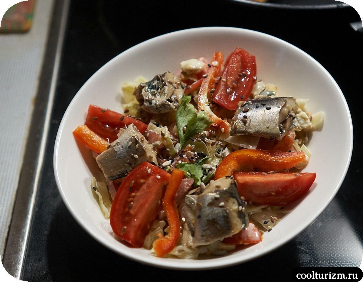 Салат с тушеной капустой и яйцами и рыбой