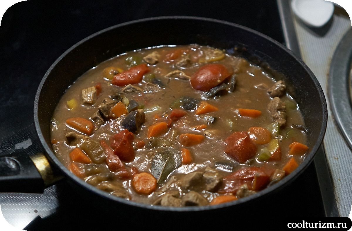 Мясо с овощами в густом соусе в сковороде