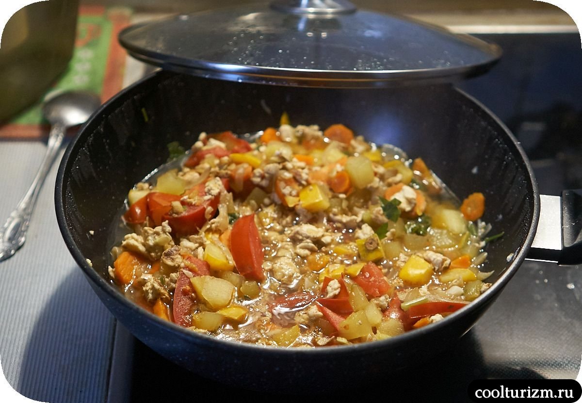 Тушеные патиссоны с яйцами и овощами в воке