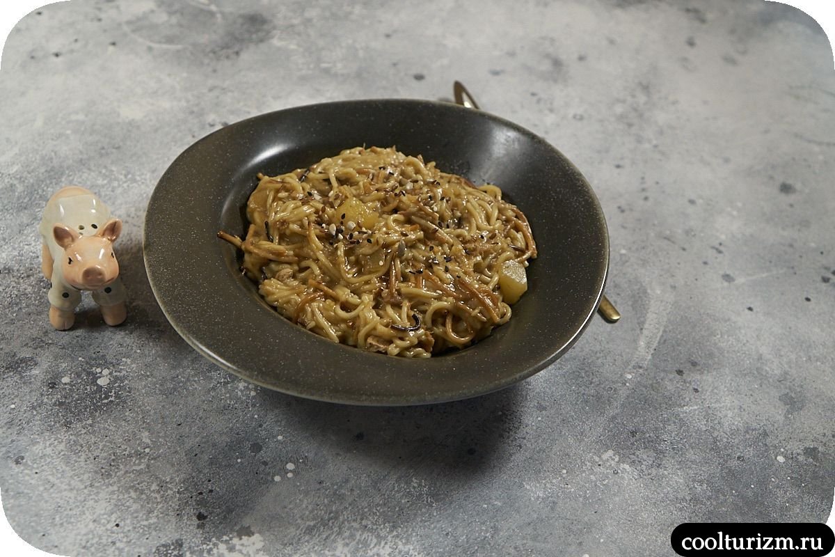 Жареная вермишель с патиссонами и тушенкой