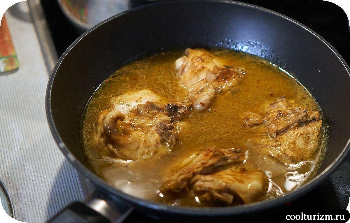 Куриные бедра на сковороде с подливкой как готовить